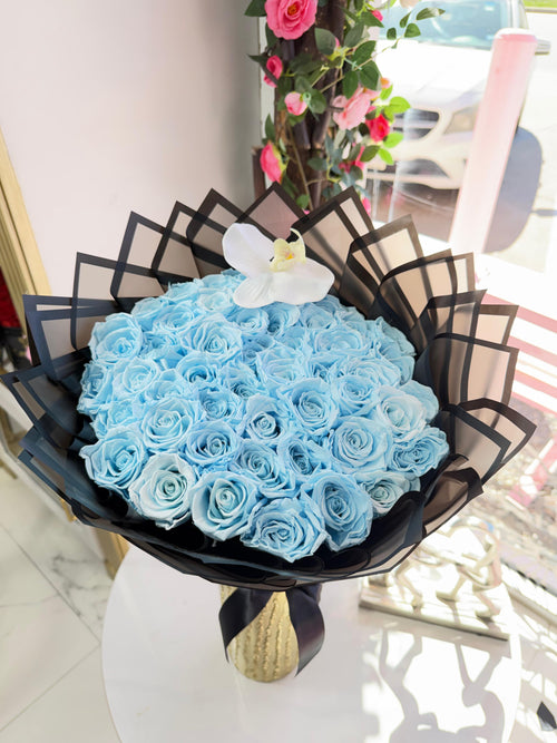 50 Light Blue Everlasting Roses Bouquet ~ Ramo de 50 rosas eternas azul claro