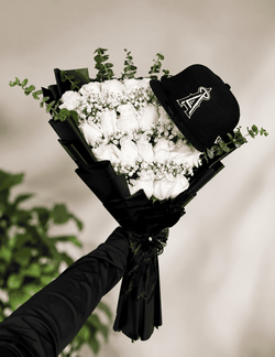 25 Flat Roses + Baby and Green