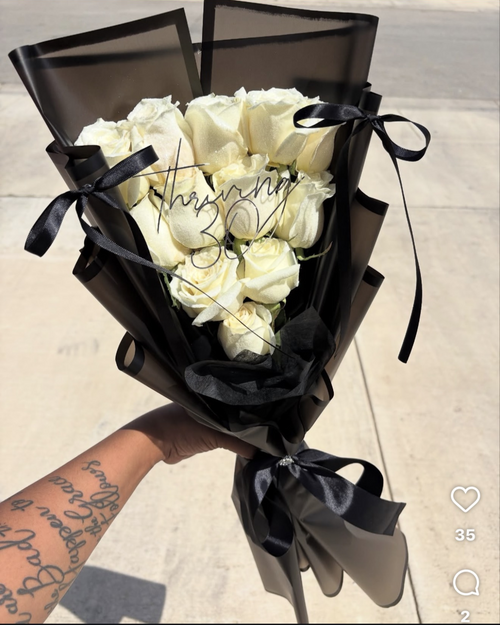 12 White Flat Roses