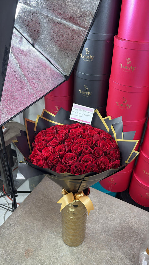 50 Roses + Black paper gold rim