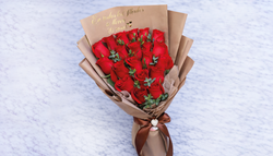 Ramo 20 Rosas Abril + Letras + Hojas Verdes