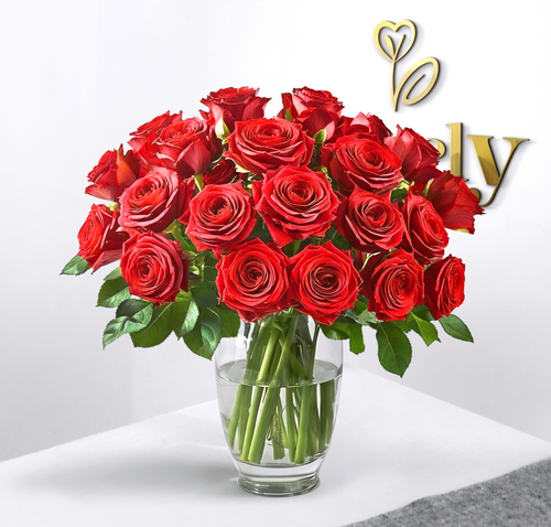 Luxury Red Rose Bouquet in Glass Vase